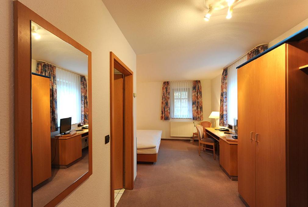 Landhotel Der Distelhof Mit Scheunencafe Dillstadt Номер фото